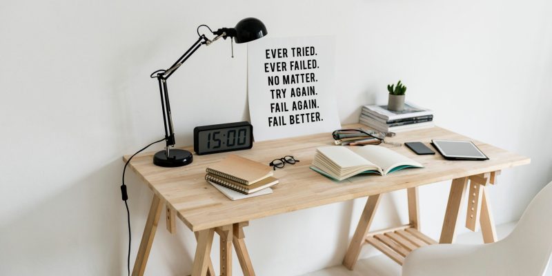 desk-setup-with-motivational-poster